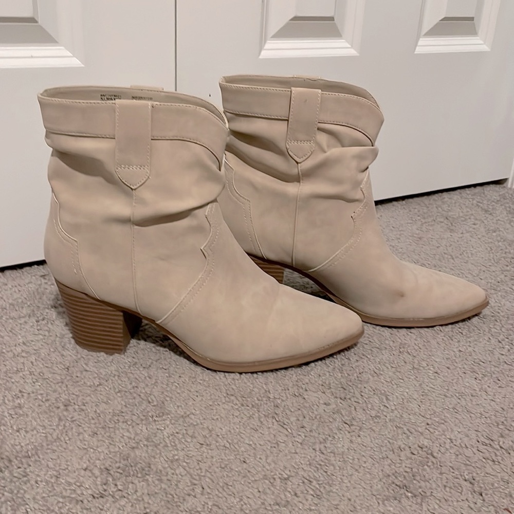 Ariat point toe fashion boots.